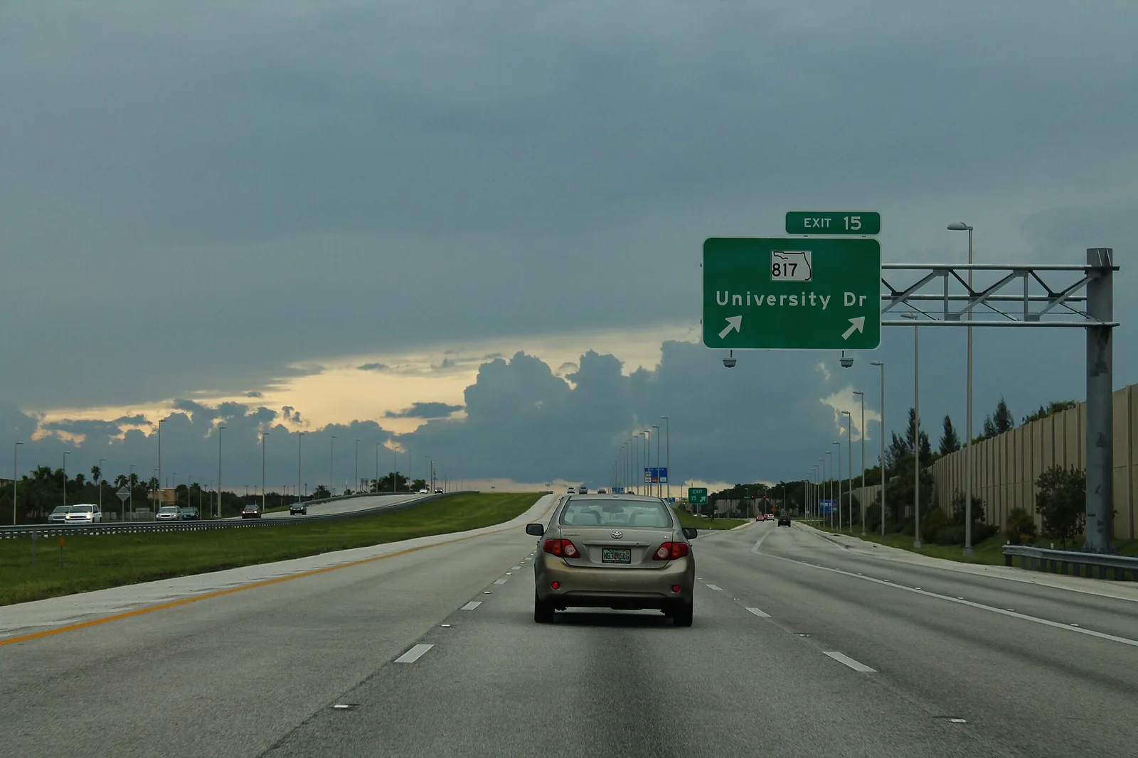 The southbound Sawgrass Expressway approaching the University Drive exit