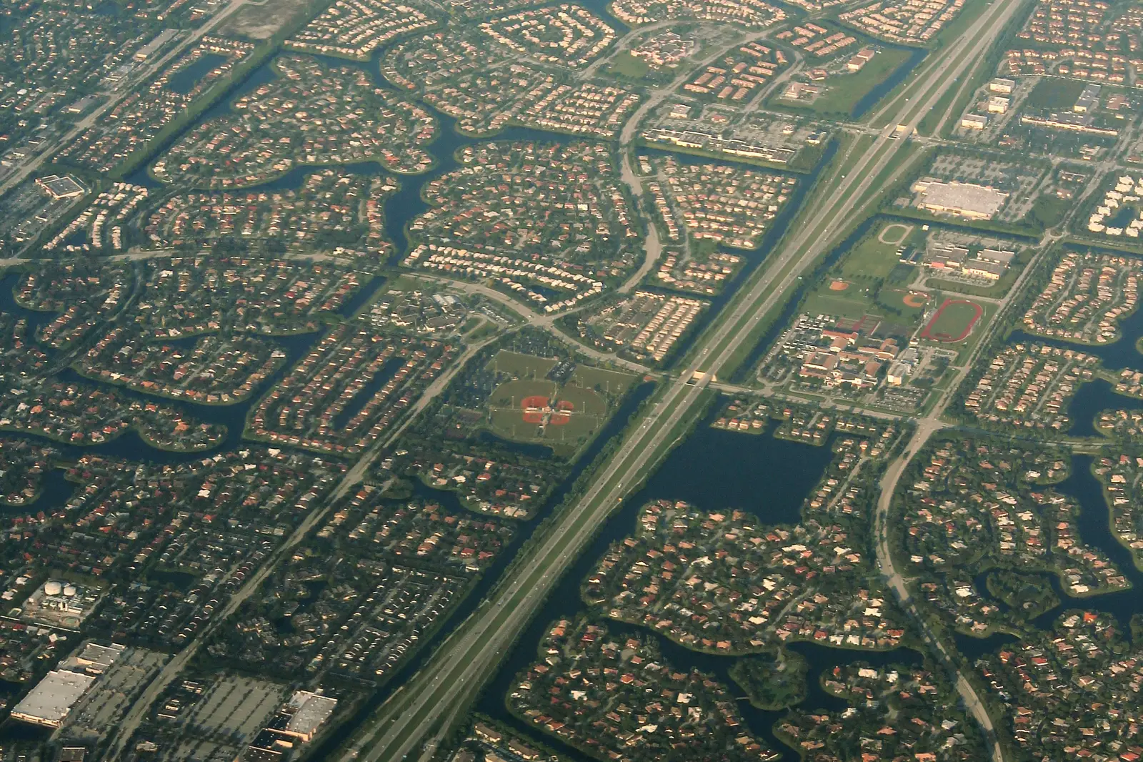 The Sawgrass Expressway seen from the air as it passes between Coral Springs and Parkland; Pine Ridge lies on its south side